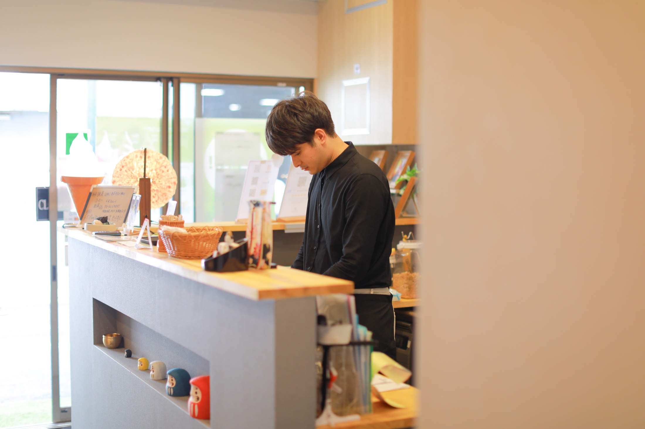 OYASUMI ICE & HOTEL一層冰淇淋店員工與櫃檯