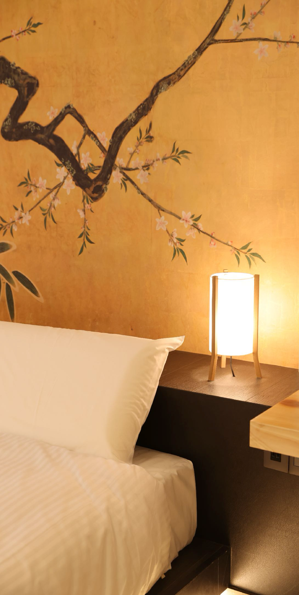 OYASUMI HOTEL の梅と行燈が灯る客室
