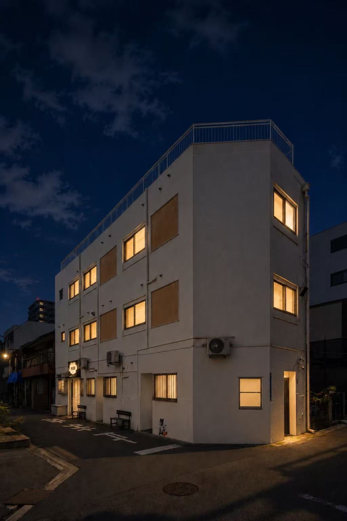 夜間客房亮燈的大阪花園町旅宿外觀