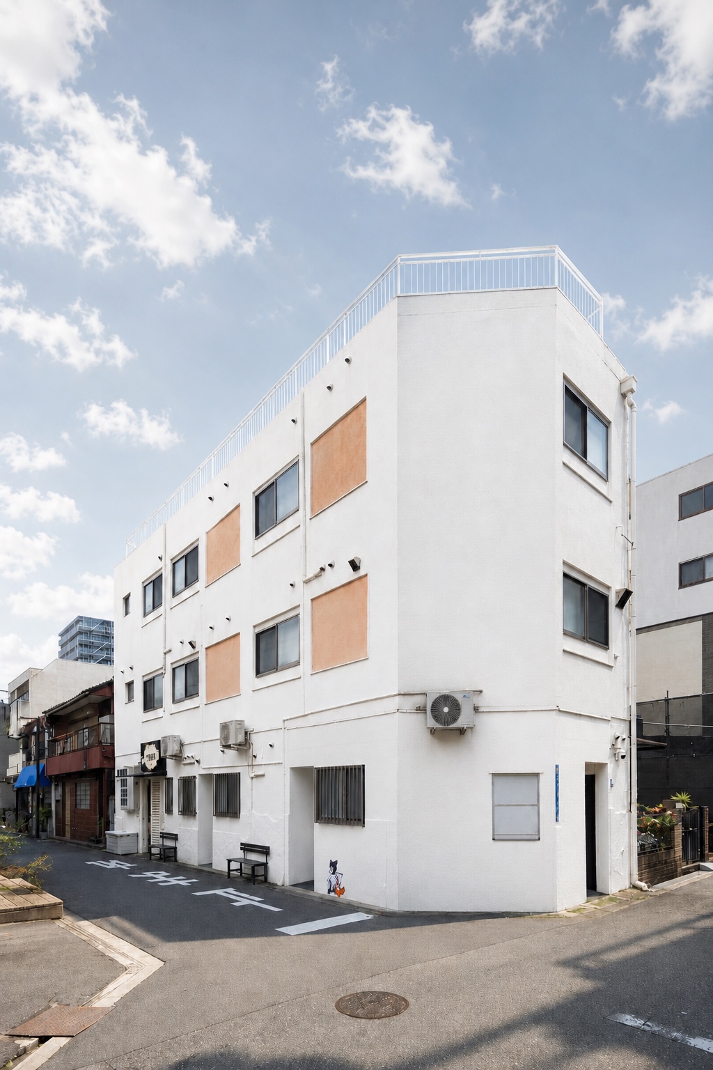 一棟建物を宿泊施設として活用する OYASUMI MANGA HOTEL の外観
